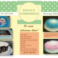 Bolos lindamente decorados com ingredientes selecionados.