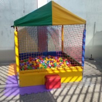 Tradicional Piscina de Bolinhas que sempre alegra as crianças pequenas e que não pode faltar nas fes