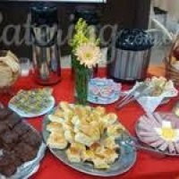 Deliciosamente será um bom dia reunindo-se com os amigos diante de una mesa de café maravilhosa como