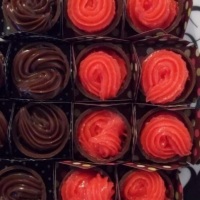 CASQUINHA DE CHOCOLATE AO LEITE RECHEADAS COM BRIGADEIRO TRADICIONAL E BRIGADEIRO DE MORANGO