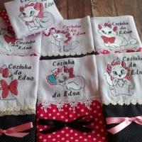 KIT COMPOSTO COM 7 UNIDADES DE PANO DE PRATO MEDIDA APROXIMADA 40x32CM + PERSONALIZAÇÃO EM BORDADO +