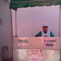 Barraquinha pronta para o preparo de algodão doce e pipoca pela monitora Pat.