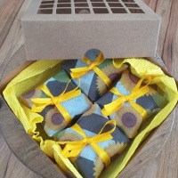 Kit com 4 brownies 5x5, embalados com papel celofane e tnt girassol, em caixa kraft. Sabores: tradic