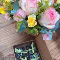 Cesta de presente com flores a serem escolhidas e 4 brownies 5x5. Sabores: tradicional, paçoca, trad