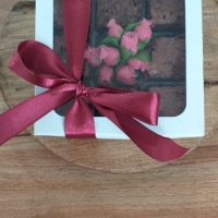 Kit com mini brownies (tamanho de um brigadeiro) embalados em caixa branca. Sabores: tradicional, pa