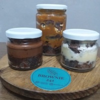 Brownie no pote com recheio. Sabores: tradicional, paçoca, tradicional com nozes, red velvet, oreo, 