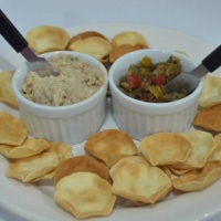 Casquinhas crocantes com diversos tipos de pastas.