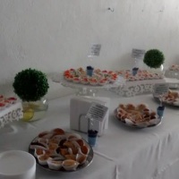 Mesa de salgados e mini lanches
