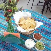Nachos e molhos: mesa dos convidados