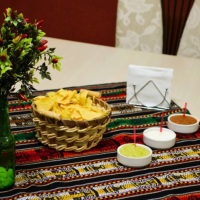 Nachos e molhos: mesa dos convidados