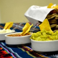 Nachos e molhos: mesa dos convidados