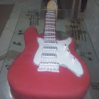 Bolo em forma de Guitarra