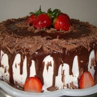Bolo chocolate com morango