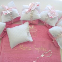Sachê com toalha personalizada e mini terço. Disponível em diversas cores.
