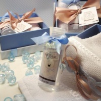 Caixa Mimo. Caixa MDF personalizada com álcool gel ou sabonete líquido e toalha de lavabo.