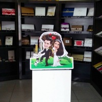 Display ou totem com caricatura para casamento