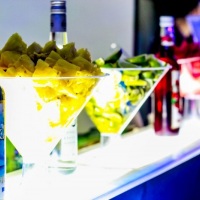 Barman com bebidas e coquetéis coloridos