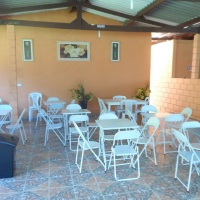 Mesas e cadeiras do salão de festas