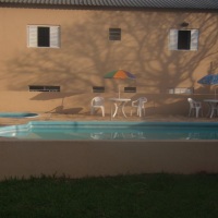 área da piscina - cercada e murada