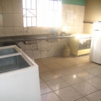 Cozinha com freezer - geladeira - fogão 06 bocas e fogão industrial 4 bocas