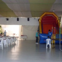 Salão com pé direito alto. Você pode colocar brinquedos com até 4,5 m de altura.