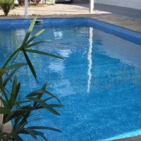 Piscina com iluminação colorida.