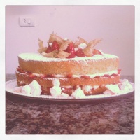 Naked Cake Morango com Natas e suspiro