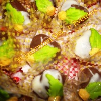 Corações de chocolate decorados.