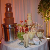 Fontes com chocolate ao leite e branco
