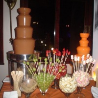 Fontes com chocolate ao leite e laranja