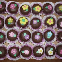 Pão de mel recheado banhado no chocolate preto e decorado!