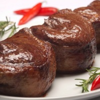 Temos a opção de CHURRASCO GAÚCHO com carnes em peças preparadas por profissional treinado.
