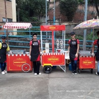 Carrinho de lanches. Pipoca, algodão doce, batata frita, churros, crepe suíço, hambúrguer, picolés