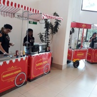 Carrinho de lanches. Pipoca, algodão doce, batata frita, churros, crepe suíço, hambúrguer, picolés