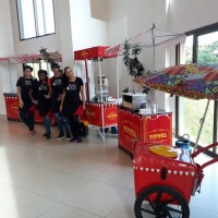 Carrinho de lanches. Pipoca, algodão doce, batata frita, churros, crepe suíço, hambúrguer, picolés