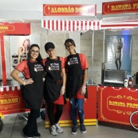 Carrinho de lanches. Pipoca, algodão doce, batata frita, churros, crepe suíço, hambúrguer, picolés
