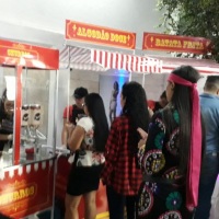 Carrinho de lanches. Pipoca, algodão doce, batata frita, churros, crepe suíço, hambúrguer, picolés