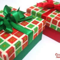 Caixa 10x10x5cm em papelão forrada em tecido.