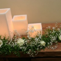 Arranjos de flores e velas