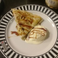 Crepe de chocolate com sorvete de creme.