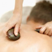MASSAGEM COM PEDRAS QUENTES