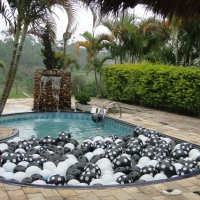 Piscina com cascata