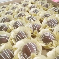 Doces finos banhados em chocolate