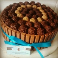 Bolo kit kat e brigadeiros