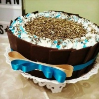 Bolo massa amanteigada decorados com chantilly e barras de chocolate meio amargo