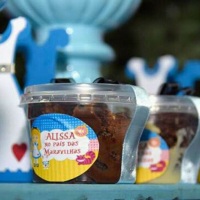 Brownie no pote com creme de chocolate ao leite e chocolate branco.