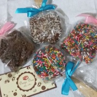 Pirulito de brownie coberto com chocolate ao leite.