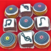 Cup Cake Música (cup cake de baunilha, recheado de doce de leite coberto com pasta americana)