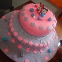 Bolo baby disney confeitado em pasta americana... 