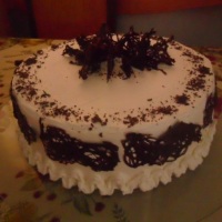 Bolo trufado decorado com arabescos e chantily!! 